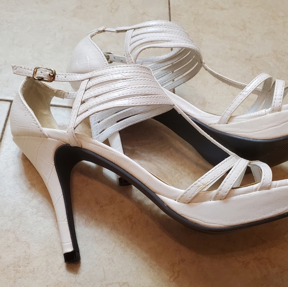 Strappy Snakeskin/reptile print women's heels - Picture 3 of 16